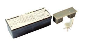 Wnętrze nastawni - pulpit biurko w skali H0